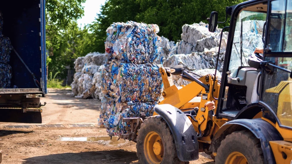 Trator realizando a reciclagem do plástico.