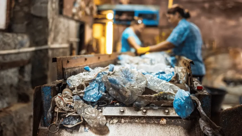 trabalhadores reciclando plástico